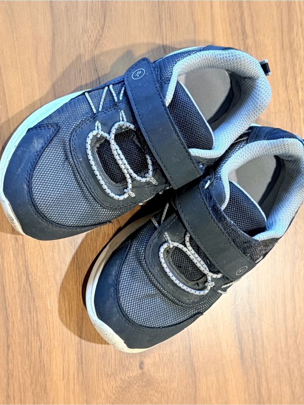 Stride Rite dive 2.0 boys size 11 grey & black Velcro/Hook-and-Loop Strap shoes